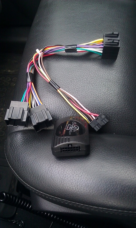 Tak wygląda ten adapter ale nie mam jak go podłączyć do radia bo mam trzy kable od radia a tam potrzebna jest wtyczka wiec adapter uważam ze na darmo kopiłem :-(